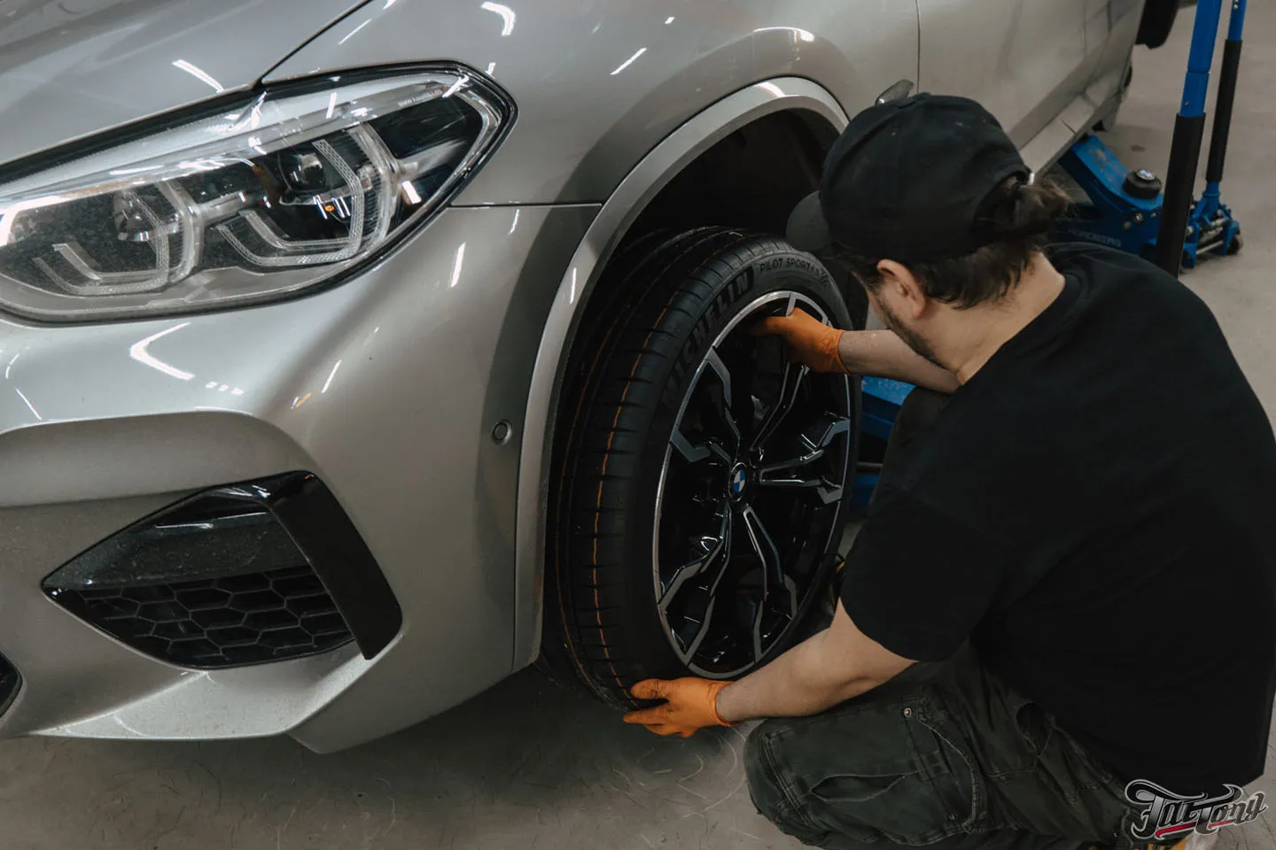 Фирменный Шиномонтаж на вибростенде с адаптацией и балансировкой для BMW X3 M на оборудовании Hunter